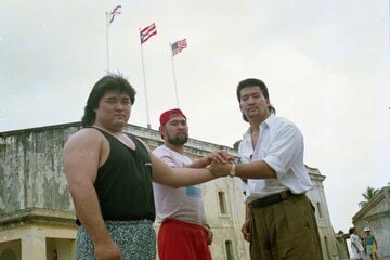 闘魂三銃士結成の瞬間　左から橋本真也、武藤敬司、蝶野正洋（１９８８年）