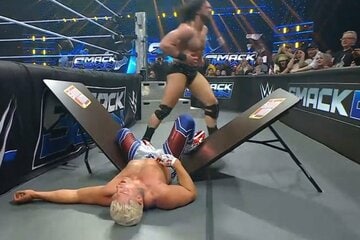 ドリュー・マッキンタイア(奥)からテーブルへのパワーボムも食らったコーディ（©AbemaTV, Inc.）