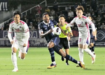 C大阪戦でダメ押し弾を決めたJ1福岡のFWポポ(中)