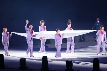 アジア大会の開会式にも登場したJOCの谷本歩実理事(左から4人目)