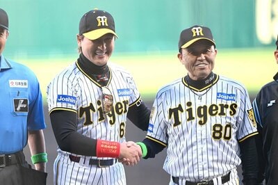 写真：【日本ハム】新庄監督が阪神ユニホーム姿で登場 岡田監督と