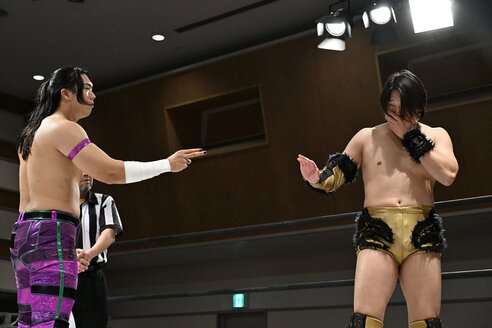 DDT】To―y 正田壮史の〝ウネウネ〟指攻撃にえづきながらも勝利