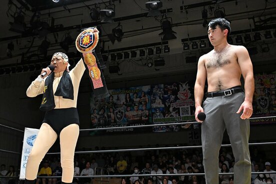 広田さくら(左)の保持するお笑いゲート王座に挑戦表明した新橋二郎