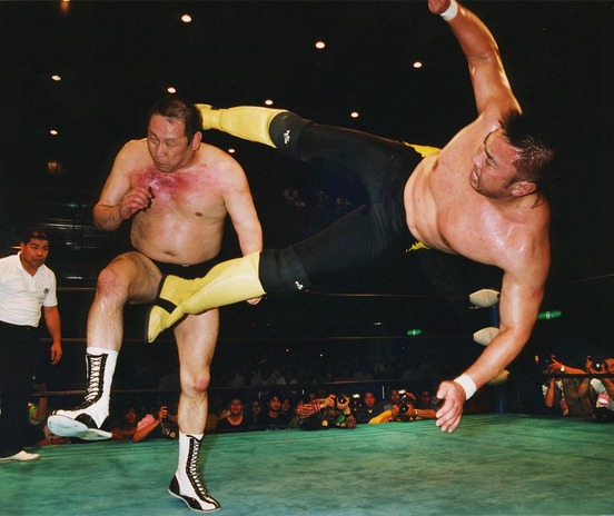 川田（右）のジャンピングキックを食らう渕（２０００年７月、ディファ有明）