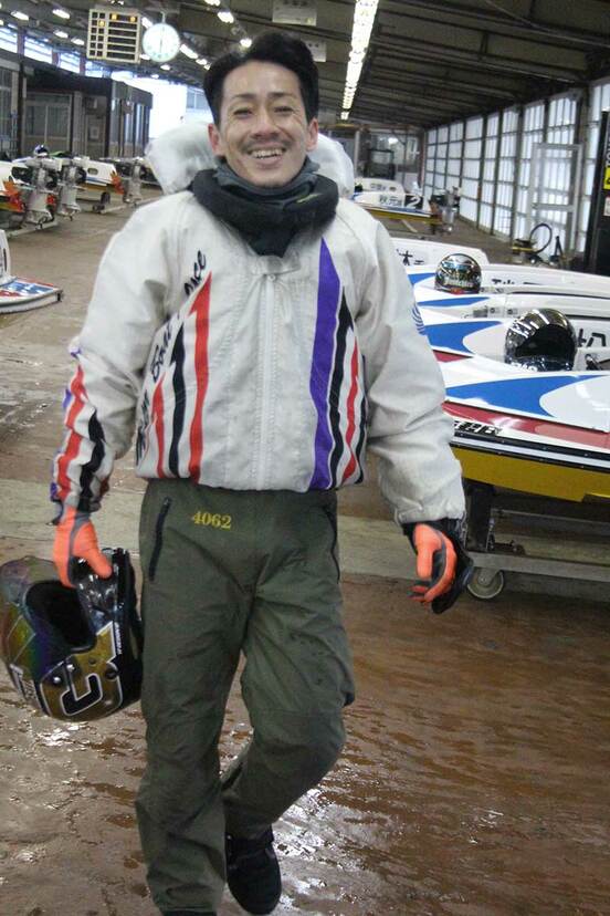  連勝発進の後藤陽介は笑顔でピットを闊歩