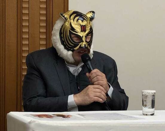  会見に登場した初代タイガーマスク