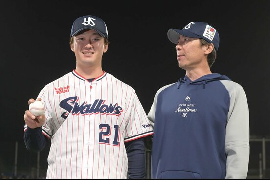 「５度目の正直」でプロ初勝利のヤクルト・吉村(左)と、高津監督