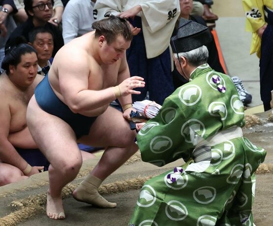 勝ち越しを決めた安青錦