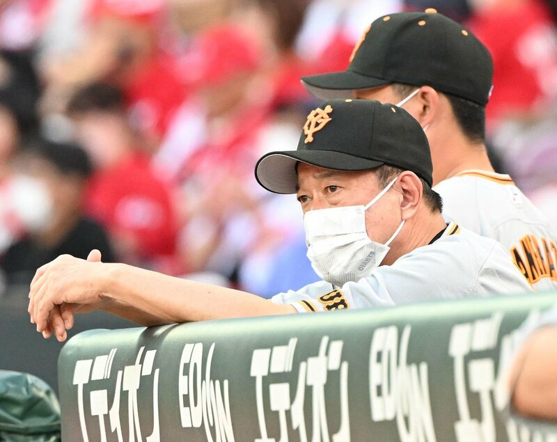  ベンチから戦況を見つめる原監督（東スポWeb）