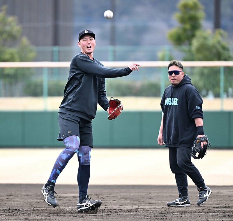 守備練習で汗を流す秋広優人。後方は山川穂高