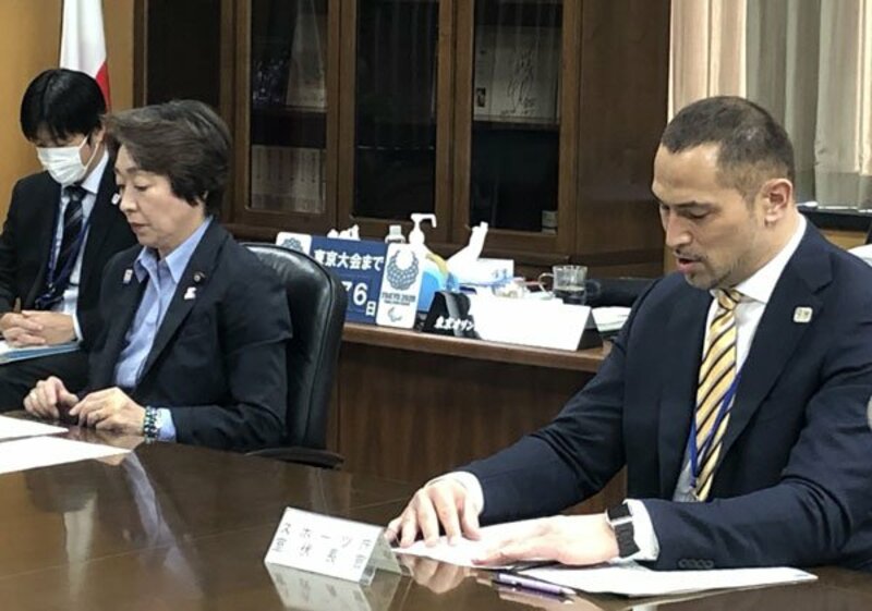  橋本五輪相(左)と室伏スポーツ庁長官