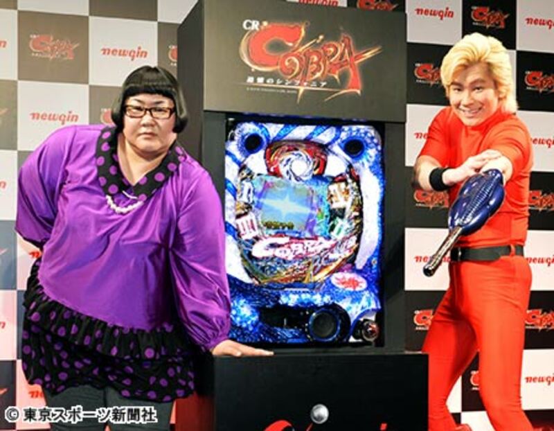 “コブラ愛”を見せつけた「メイプル超合金」のカズレーザー。左は安藤なつ