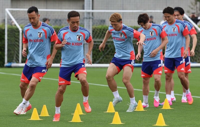 率先してトレーニングを牽引したDF吉田麻也(左端)とDF長友佑都(左から２人目)