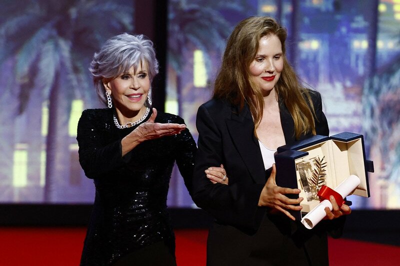カンヌ映画祭授賞式でハプニング　米女優フォンダがパルムドールの賞状投げ | 記事 | 東スポWEB