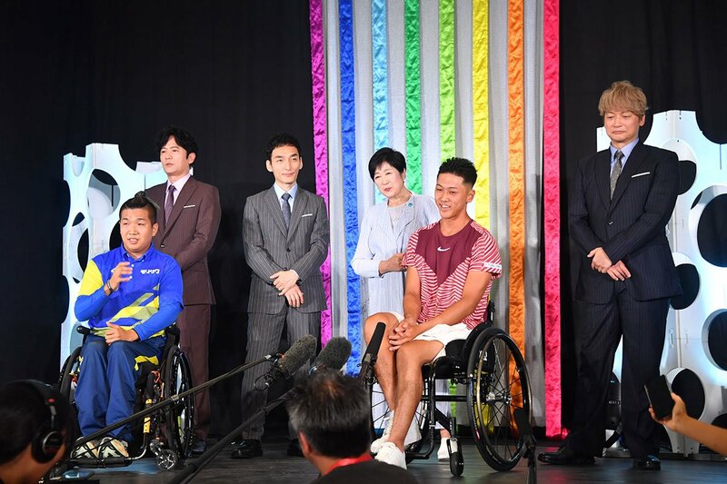 前列左から佐藤友祈、小田凱人。後列左から稲垣吾郎、草なぎ剛、小池百合子都知事、香取慎吾