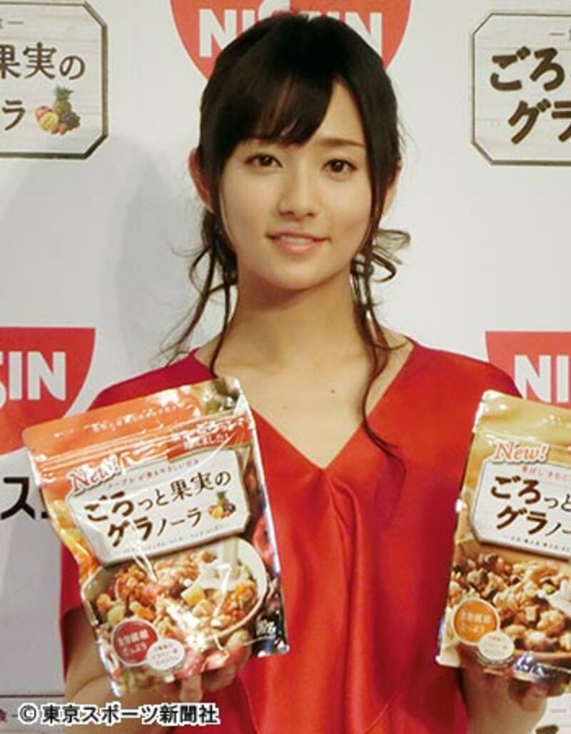 「ごろっとグラノーラ」の新ＣＭ発表会に出席した木村