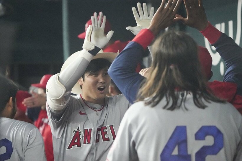  ベンチに戻った大谷とハイタッチする選手たち（ロイター＝USA　TODAY　Sports)