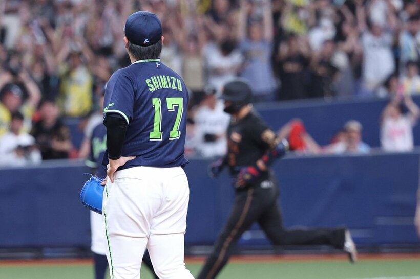阪神・大山悠輔（奥）にサヨナラ弾を浴びたヤクルト・清水昇