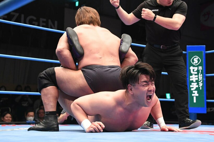 代替出場したＣＣの初戦は関本大介(奥)に敗れてしまった青柳優馬