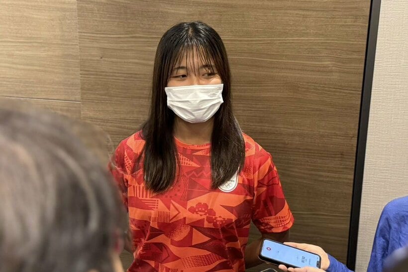 マスク姿で帰国した谷川萌々子