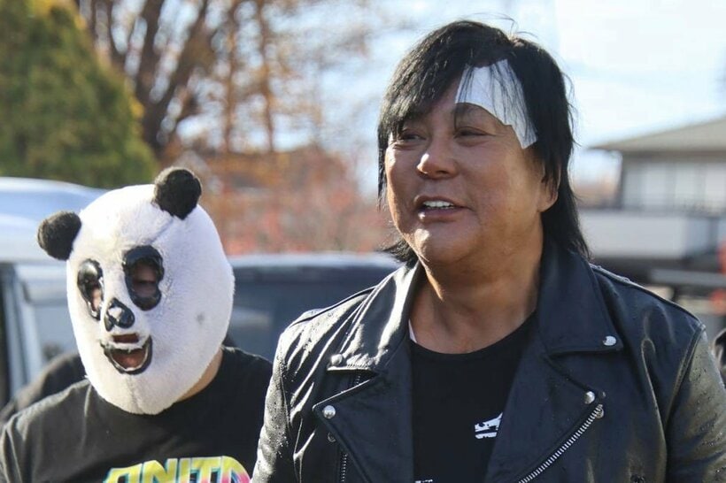 大仁田厚（右）のセコンドにつくパンディータ