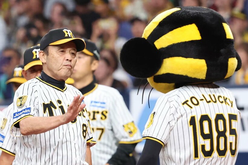 トラッキーと交流する岡田彰布