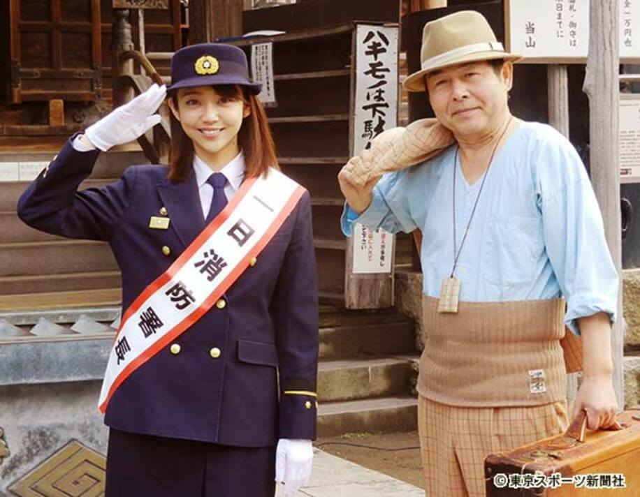  一日消防署長を務めた山谷花純（左）