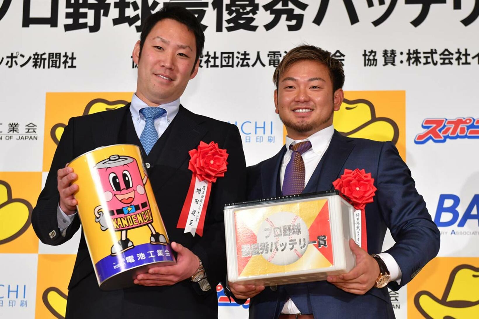 最優秀バッテリー賞を受賞した増田達至（左）と森友哉（２０１９年）