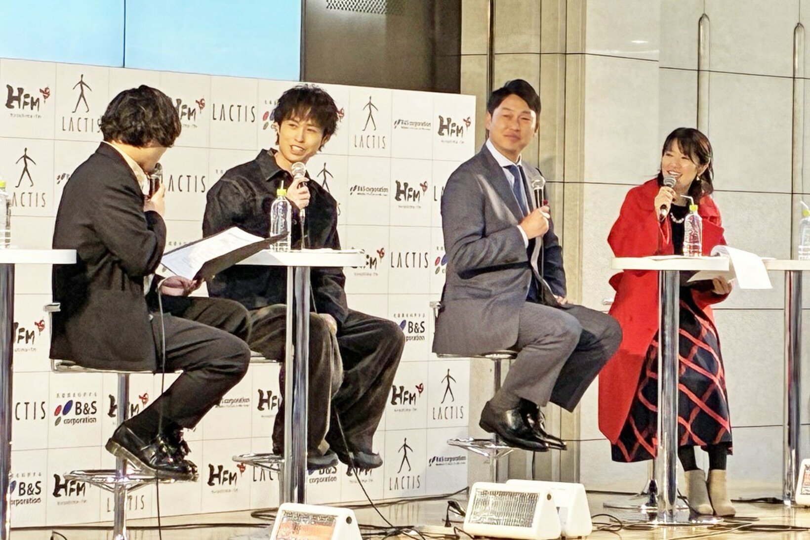 DA PUMP・YORI(左から２人目)の話に耳を傾ける新井監督