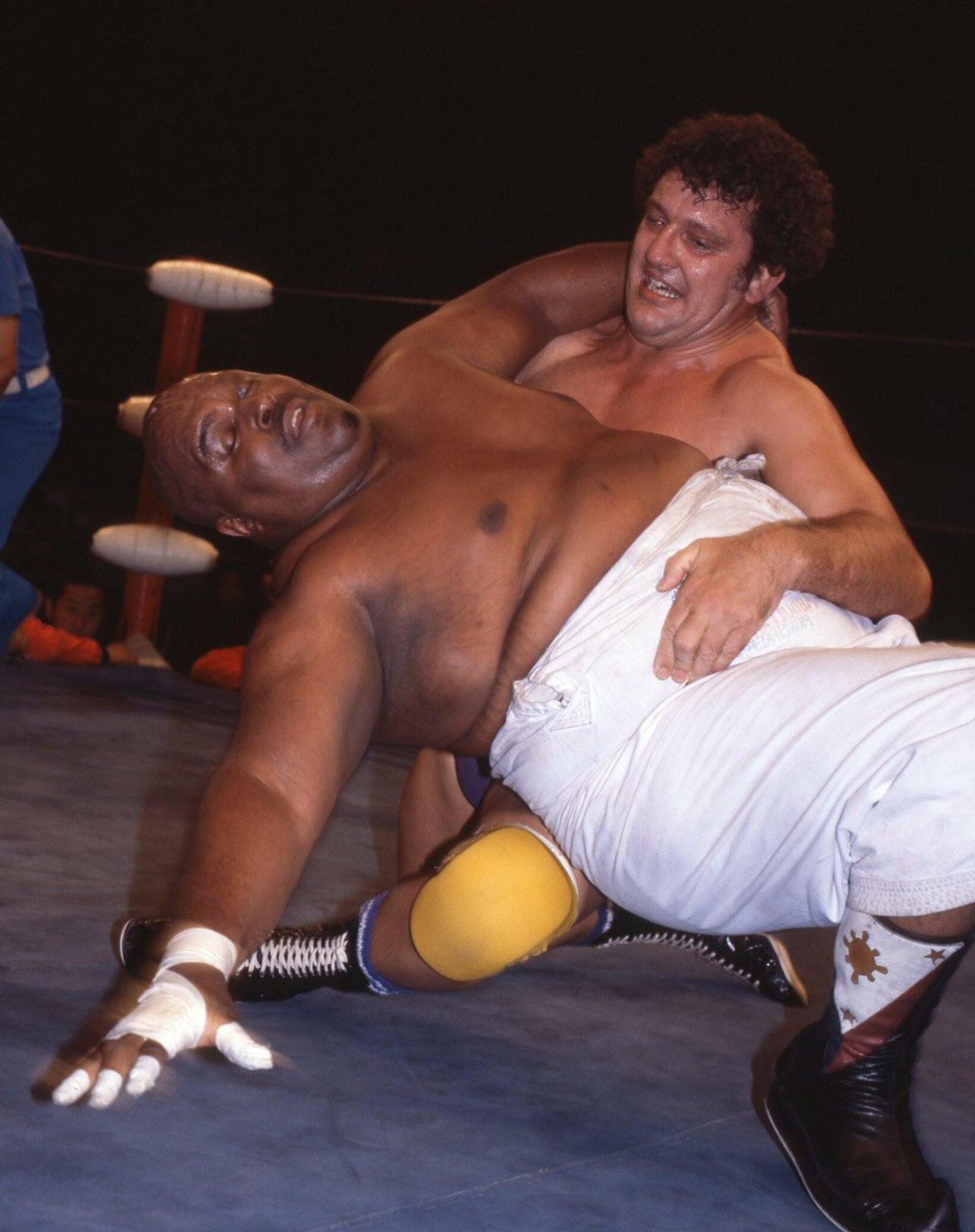 ロビンソンの必殺技ワンハンドバックブリーカーがさく裂