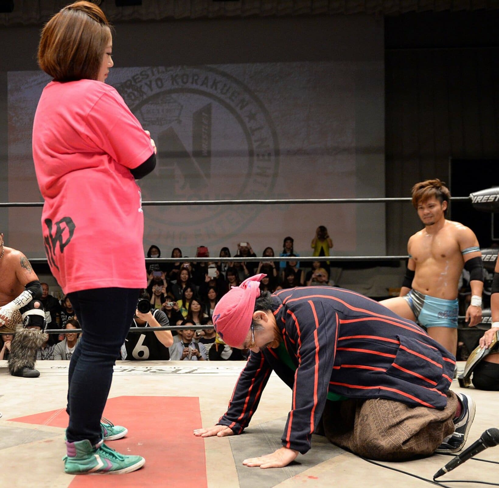 元妻の美奈子さん(左)に土下座する林下清志氏
