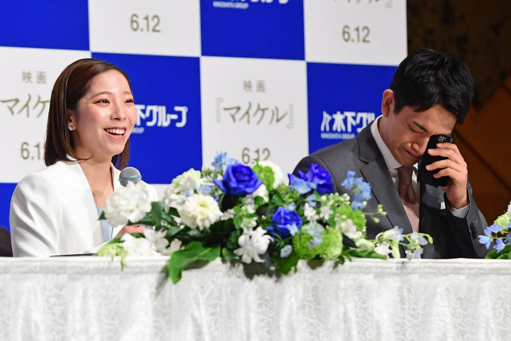 引退会見が始まってすぐに泣いた木原（右）と笑顔の三浦