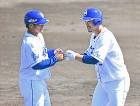  ３ランを放ち、平田(左)とグータッチする中日・阿部
