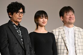 左から稲垣吾郎、河合優実、佐藤二朗