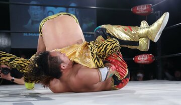 黒潮TOKYOジャパン(奥)をフロントネックロックで仕留めた丸藤正道
