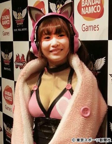 今回もサービス満点。胸の谷間もクッキリの佐野