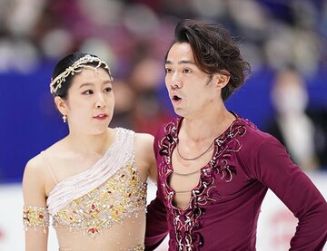  演技を終えて引き揚げる村元哉中・高橋大輔組