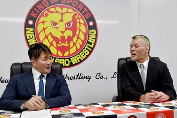 棚橋弘至社長（左）とともに引退会見を行う天山広吉
