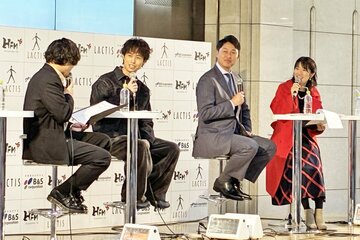 DA PUMP・YORI(左から２人目)の話に耳を傾ける新井監督