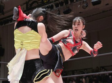 キックを鈴芽(左)にキャッチされたじゅりあ(東スポWeb)