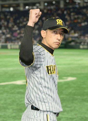  スタンドに向けガッツポーズする矢野燿大監督（東スポWeb）