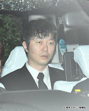  東京地裁に入る新井被告