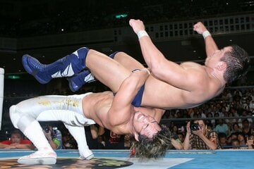 永田裕志（上）相手にG1初制覇を果たした棚橋弘至（下、07年8月）