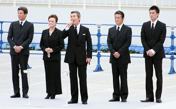  左から舘ひろし、石原まき子、渡哲也、神田正輝、徳重聡（２００９年７月　石原裕次郎二十三回忌法要イベント）