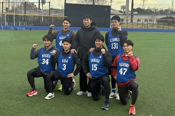 新人選手たちと笑顔で記念撮影する相川監督（後列中央）