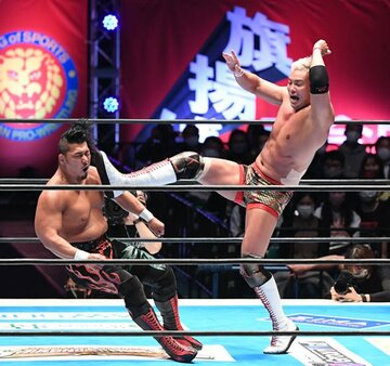  鷹木(左)と激しい攻防を繰り広げたオカダ