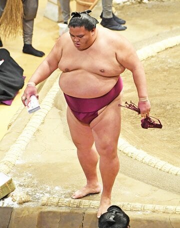  初日から３連勝の御嶽海（東スポWeb）