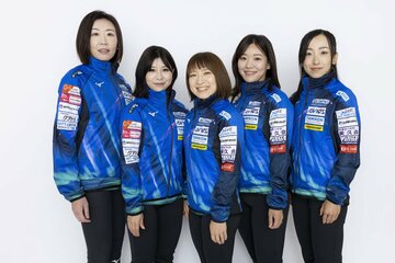 （左から）石崎琴美、吉田夕梨花、鈴木夕湖、吉田知那美、藤沢五月（ロコ・ソラーレ提供）