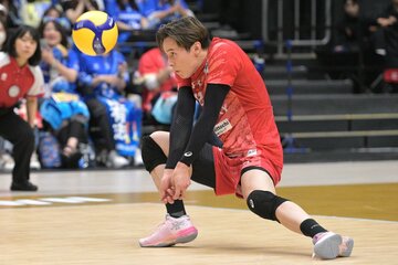 レシーブする高橋藍
