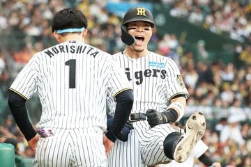 中日戦の７回、ダメ押しの５号ソロを放って喜ぶ阪神・佐藤輝明(右)